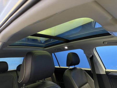 Certified 2023 Volkswagen Tiguan SE w/ Panoramic Sunroof Package image 23