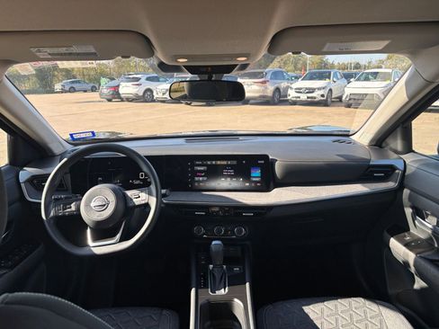 Used 2025 Nissan Kicks SV image 31