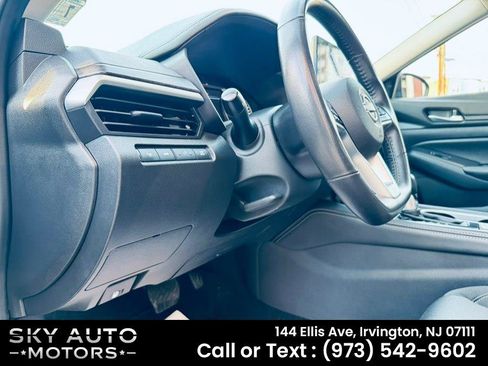 Used 2024 Nissan Altima 2.5 SV w/ SV Premium Package image 16