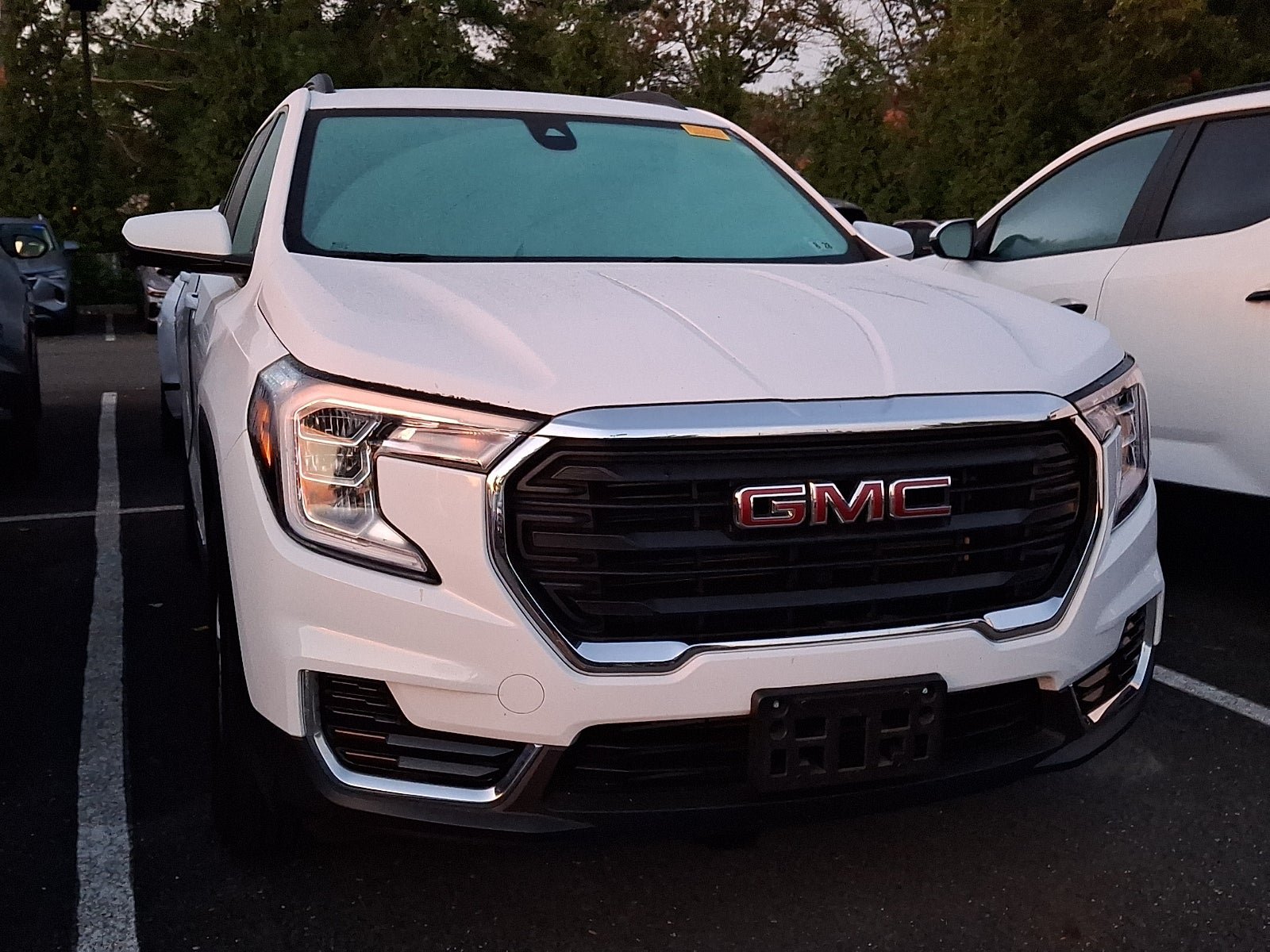 Used 2023 GMC Terrain SLE w/ Driver Convenience Package FWD image 4