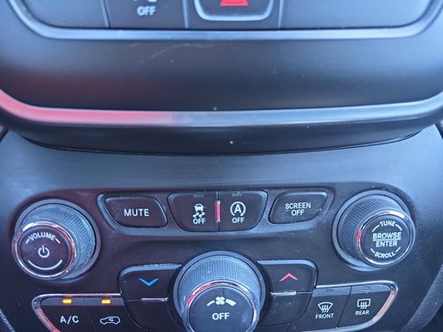 Used 2020 Jeep Cherokee Latitude Plus image 16