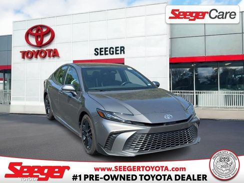 Used 2025 Toyota Camry SE FWD image 1