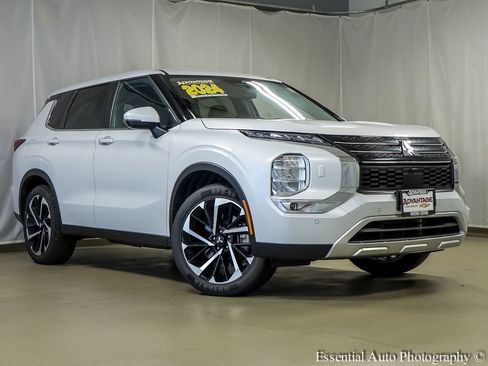 Used 2024 Mitsubishi Outlander SE AWD/4WD image 3