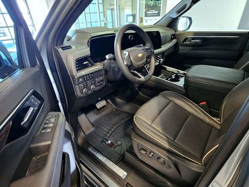 Used 2025 Chevrolet Suburban Premier AWD/4WD image 22