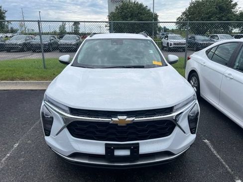 Certified 2025 Chevrolet Trax LT w/ LT Convenience Package FWD image 2