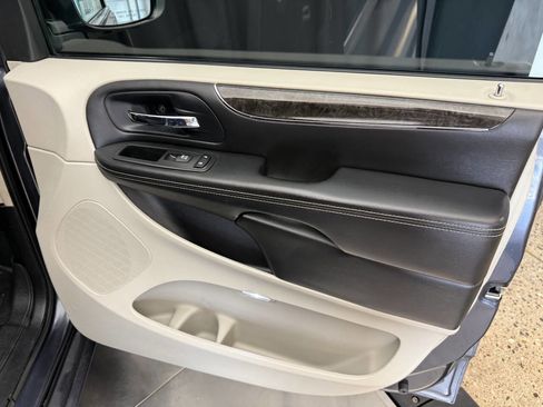 Used 2013 Chrysler Town & Country Touring-L FWD image 21