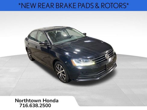 Used 2017 Volkswagen Jetta SE image 2