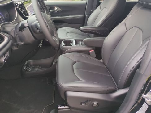 New 2027 Chrysler Pacifica Select FWD image 16