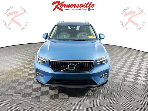 Used 2023 Volvo XC40 B4 Plus image 2
