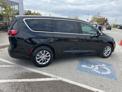 New 2026 Chrysler Pacifica Select image 33