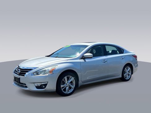 Used 2014 Nissan Altima 2.5 SV w/ Convenience Package FWD image 3