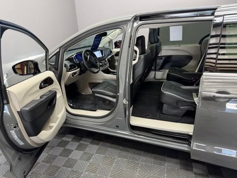 Used 2024 Chrysler Pacifica Limited FWD image 13