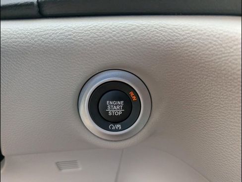 Used 2022 Chrysler Voyager LX FWD image 8