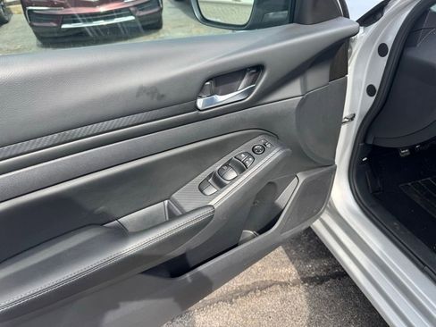 Used 2025 Nissan Altima 2.5 SV FWD image 11