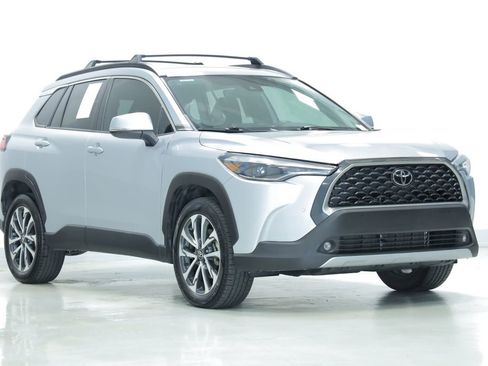 Used 2022 Toyota Corolla Cross XLE FWD image 3