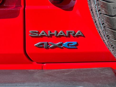 Used 2025 Jeep Wrangler Unlimited Sahara w/ Safety Group AWD/4WD image 33