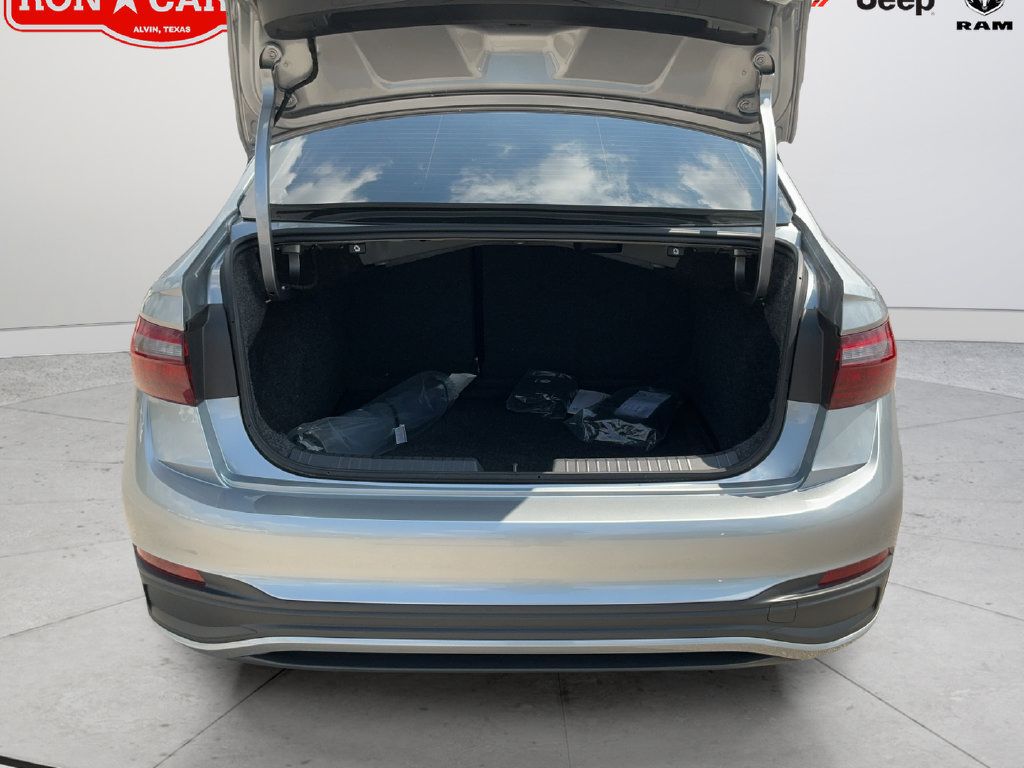 Used 2026 Volkswagen Jetta SE FWD image 20