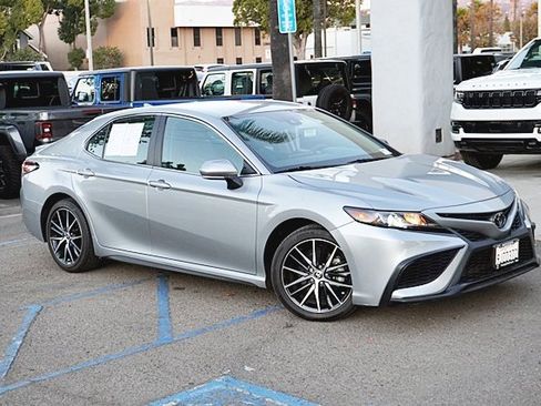 Used 2024 Toyota Camry SE image 3