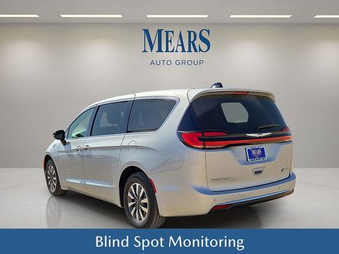 Used 2024 Chrysler Pacifica Select image 4