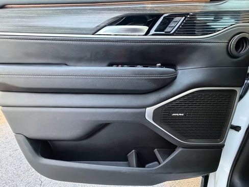 Certified 2024 Jeep Wagoneer L Series II w/ Flexible Seating Group image 31