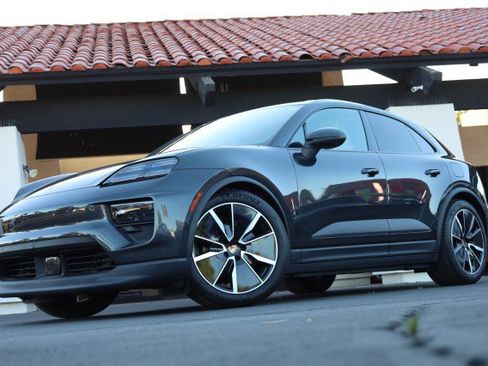 Used 2025 Porsche Macan 4 Electric image 3