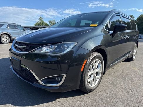 Used 2017 Chrysler Pacifica Touring-L Plus w/ Tire & Wheel Group FWD image 1