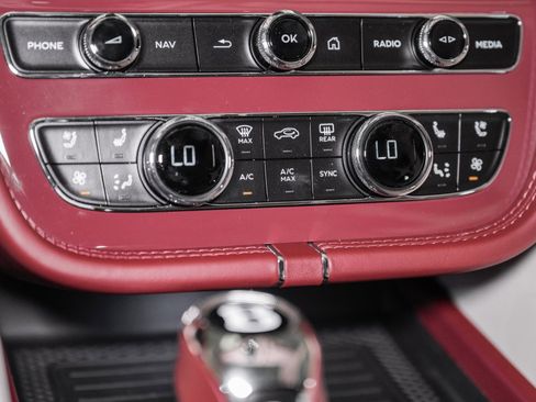 Used 2025 Bentley Bentayga image 44