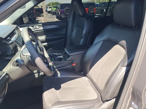 Used 2025 Jeep Grand Cherokee Altitude image 13