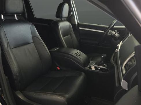 Used 2017 Toyota Highlander XLE AWD/4WD image 25