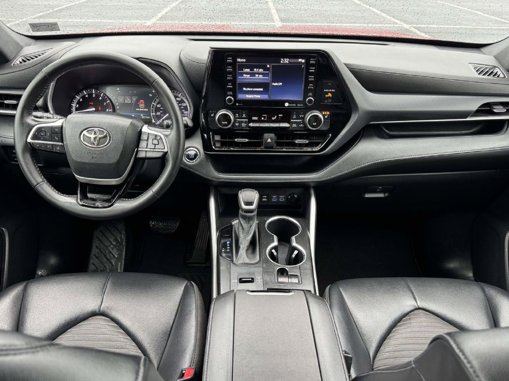 Used 2022 Toyota Highlander XSE FWD image 2