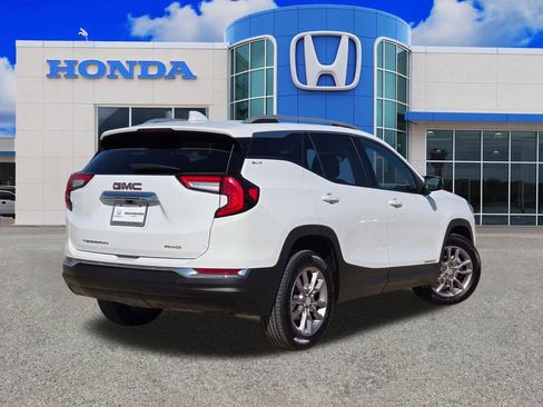 Used 2024 GMC Terrain SLT image 3
