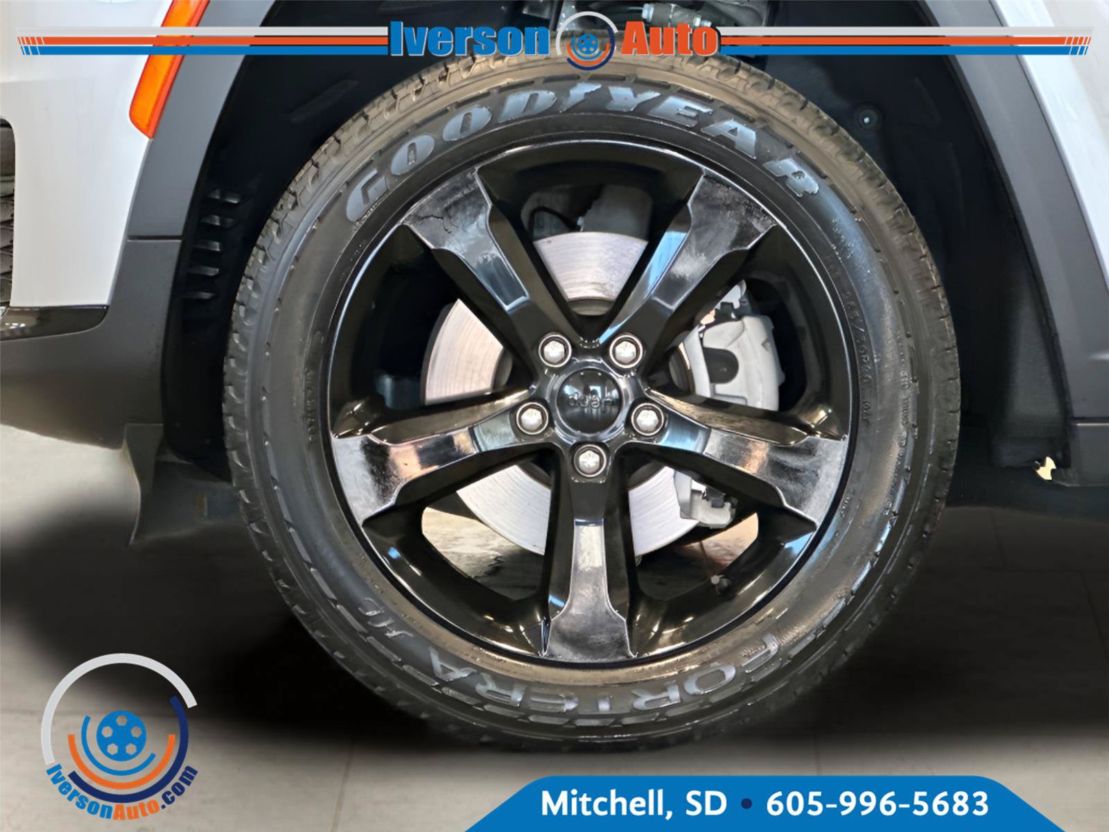 Used 2023 Jeep Grand Cherokee L Laredo AWD/4WD image 9
