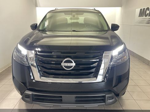 Used 2024 Nissan Pathfinder SV image 3