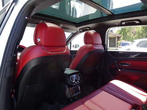 Used 2019 Bentley Bentayga AWD/4WD image 14