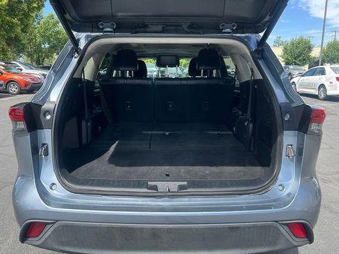 Used 2021 Toyota Highlander XLE FWD image 19