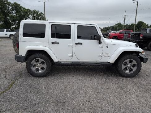 Used 2018 Jeep Wrangler Unlimited Sahara w/ Connectivity Group AWD/4WD image 5