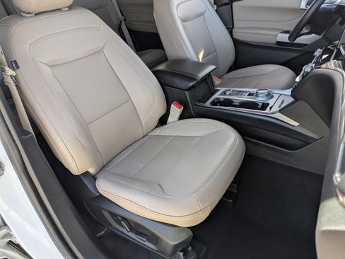 Used 2024 Ford Explorer Limited image 11