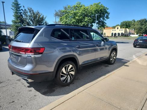 Used 2024 Volkswagen Atlas SE AWD/4WD image 16