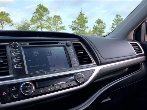 Used 2017 Toyota Highlander SE FWD image 35