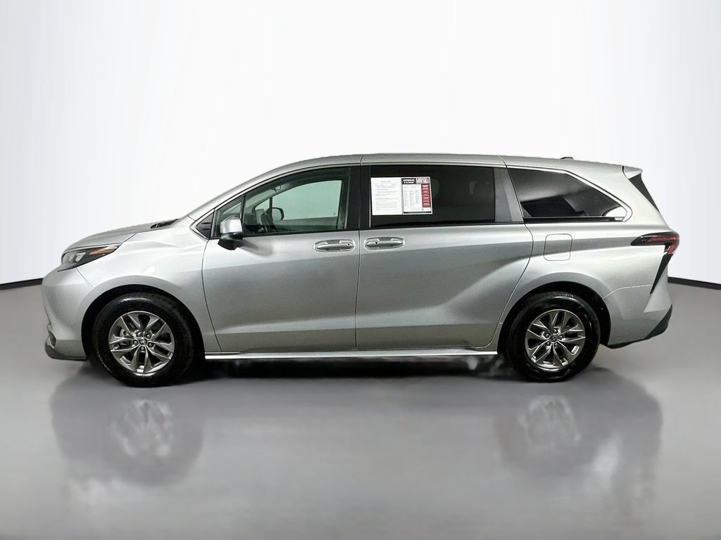 Used 2024 Toyota Sienna LE FWD image 5
