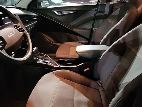 Used 2023 Kia Niro LX image 9