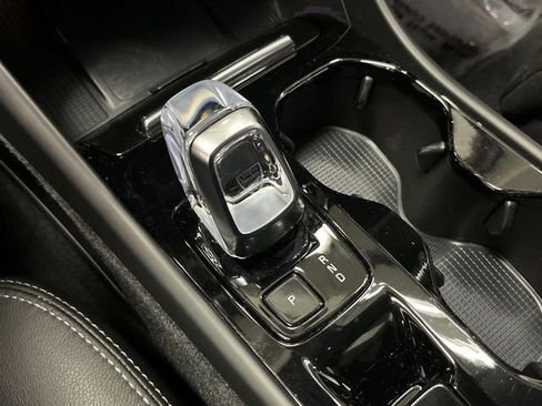 Used 2024 Volvo XC40 B5 Plus image 23