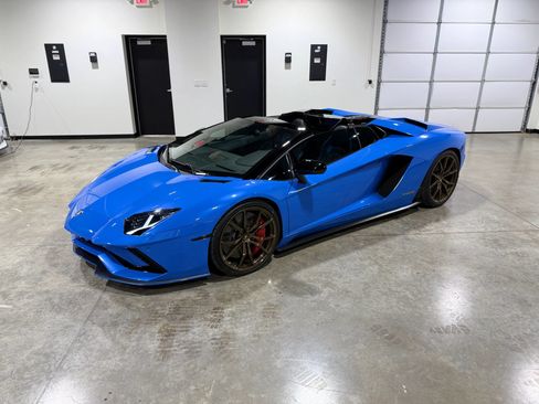 Used 2018 Lamborghini Aventador S AWD/4WD image 2