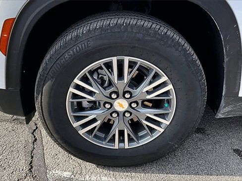 Used 2025 Chevrolet Traverse LT image 35