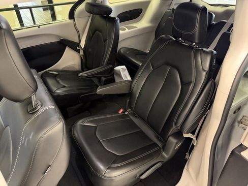Used 2024 Chrysler Pacifica Touring-L image 14