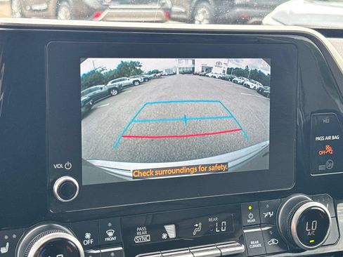 Used 2024 Toyota Highlander XLE AWD/4WD image 26