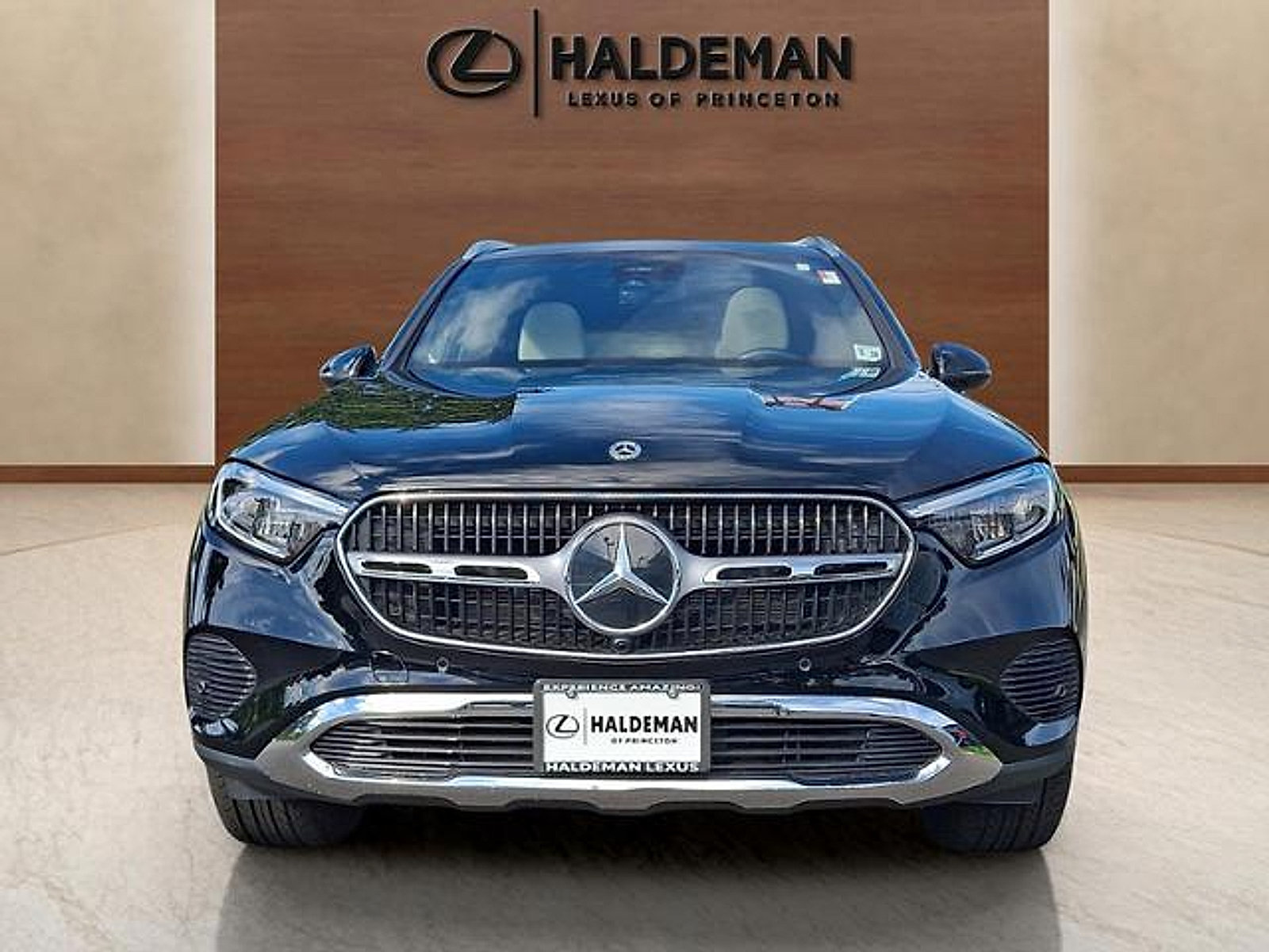Used 2023 Mercedes-Benz GLC 300 4MATIC image 2