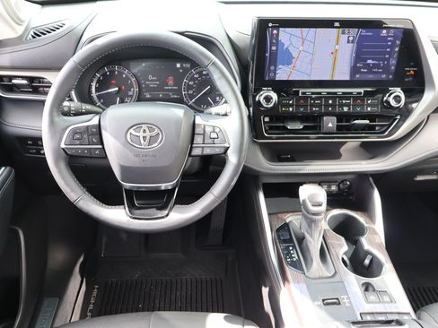 Used 2020 Toyota Highlander Limited FWD image 21