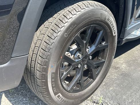 Used 2025 Jeep Grand Cherokee Altitude AWD/4WD image 31