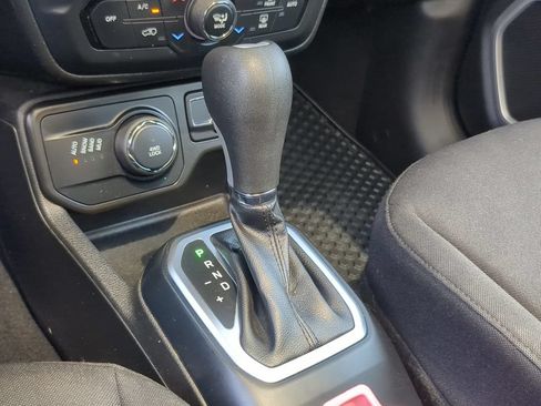 Used 2019 Jeep Renegade Latitude w/ Cold Weather Group AWD/4WD image 13